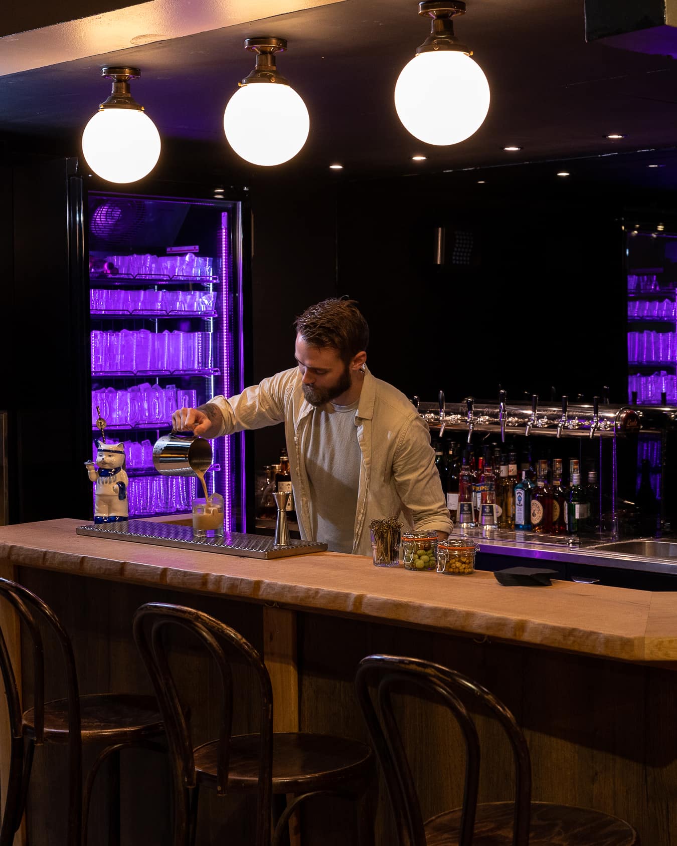 Brewtini verið að hella í glasið á barnum