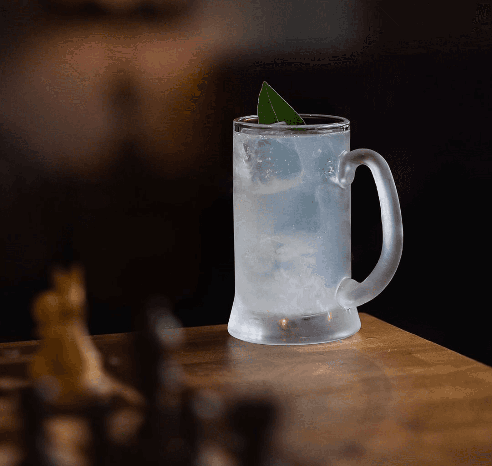 Blár kokteill í köldu frostmáluðu glasi