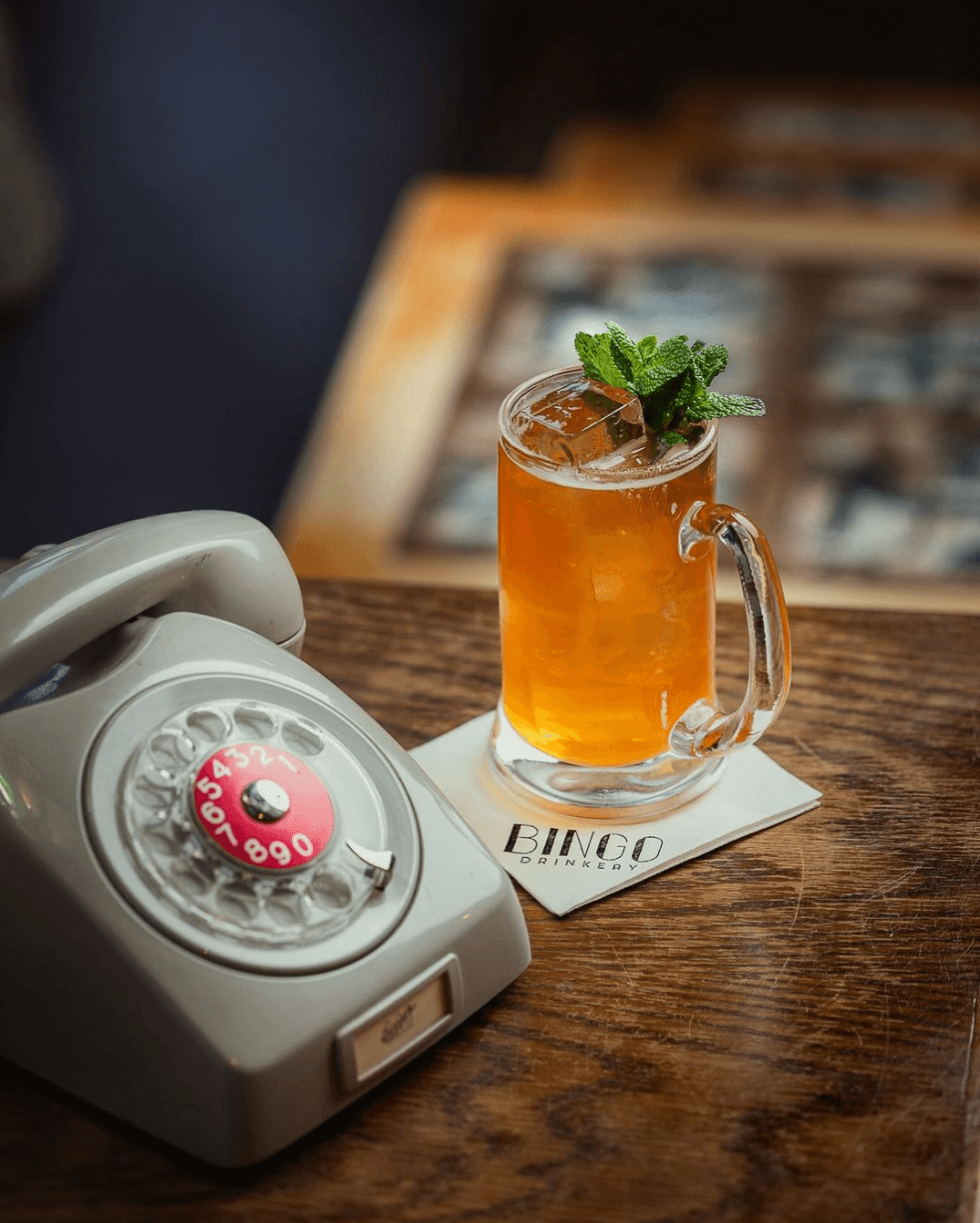Hotline kokteill í stilkuðu glasi