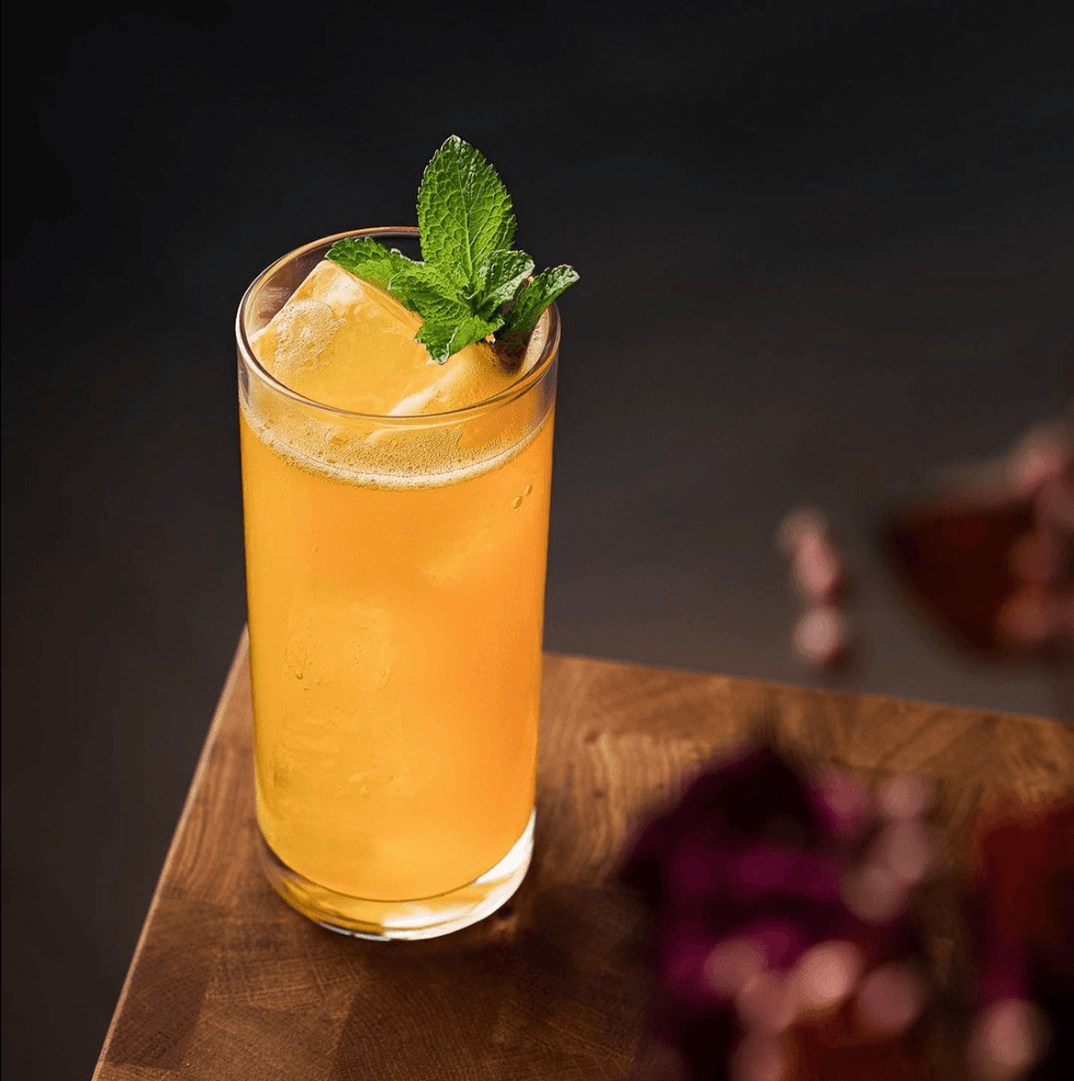 Ferskjulitaður highball með myntuskrauti