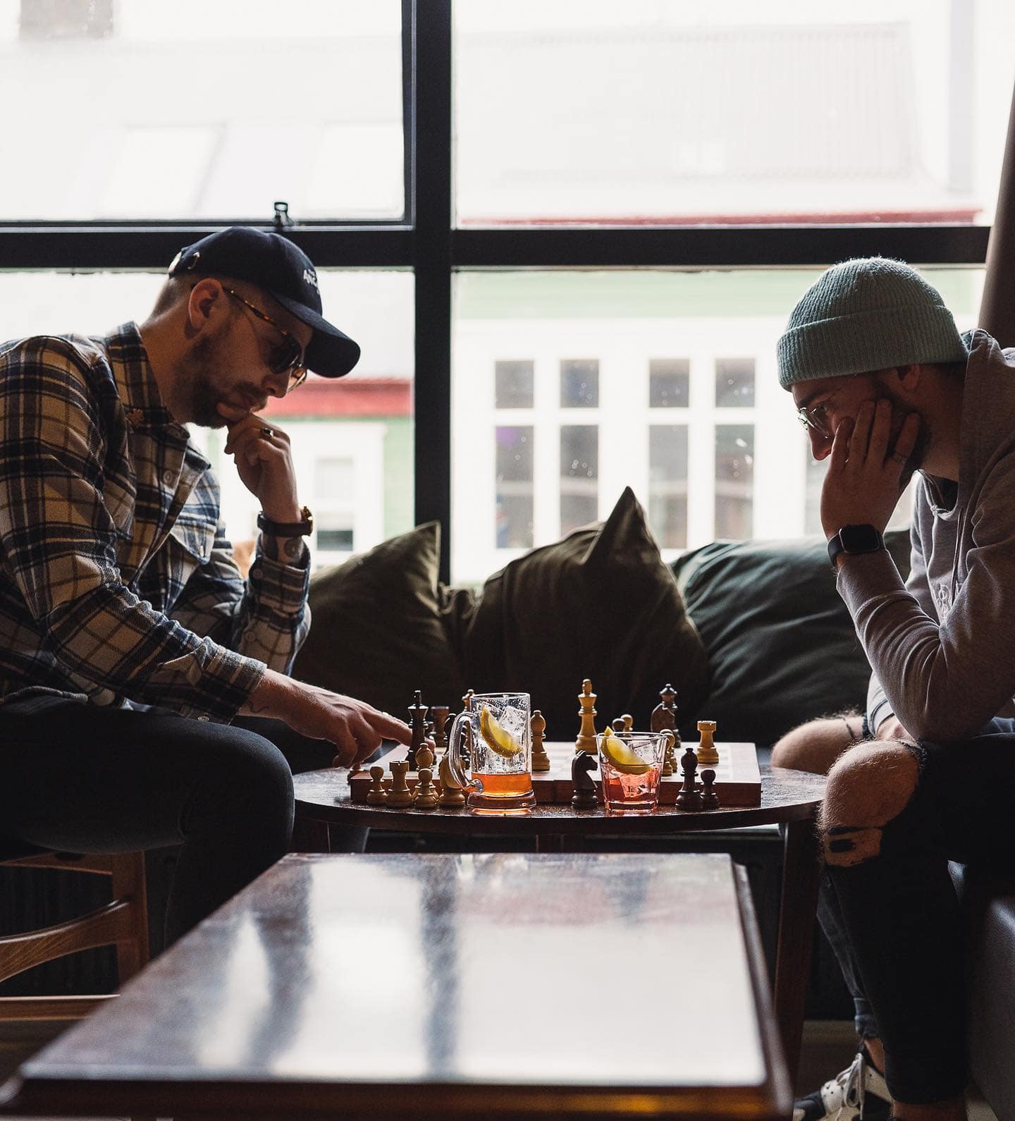 Borðspil við glugga inni á Bingo Drinkery
