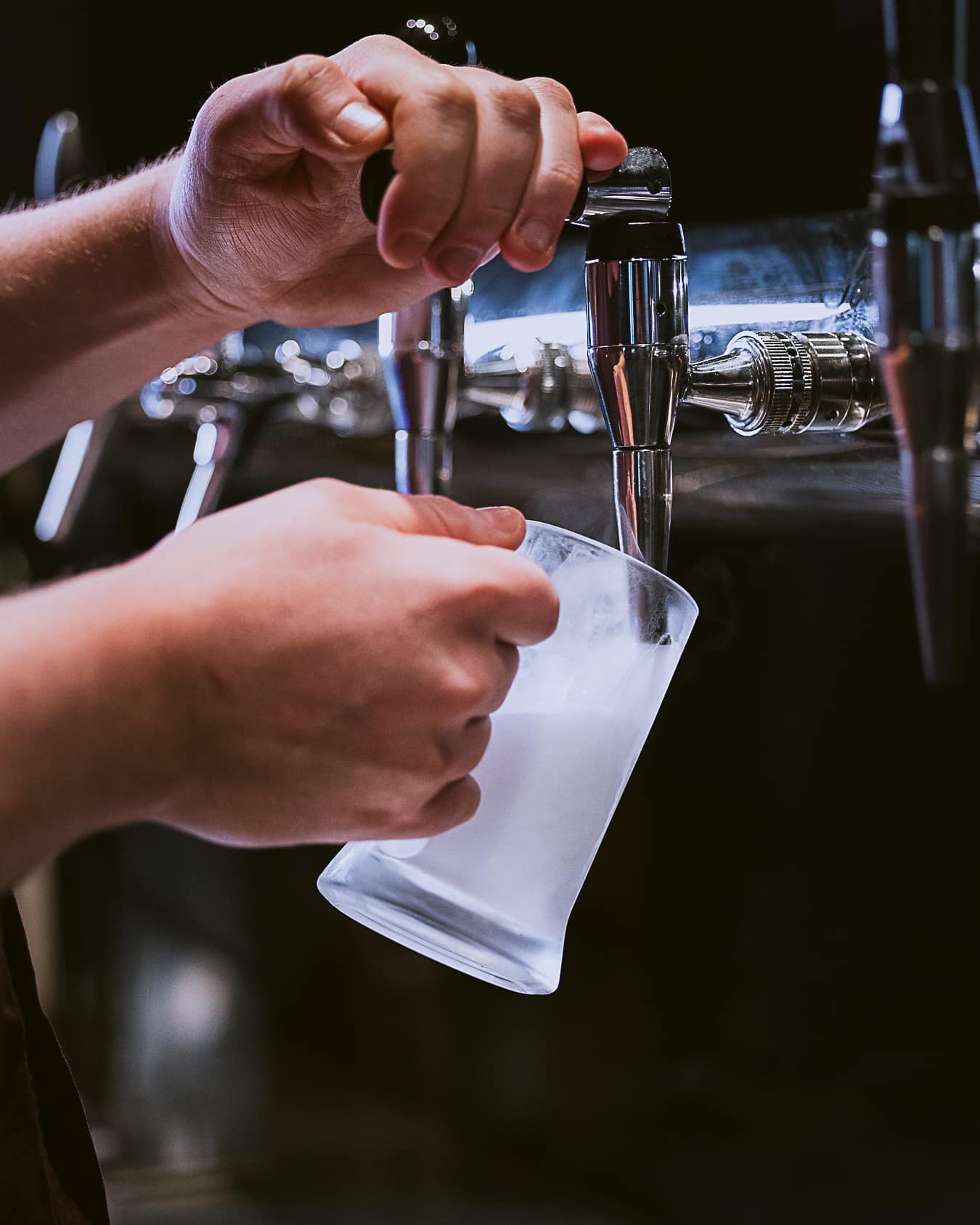 Drykkur verið að hella á Bingo Drinkery