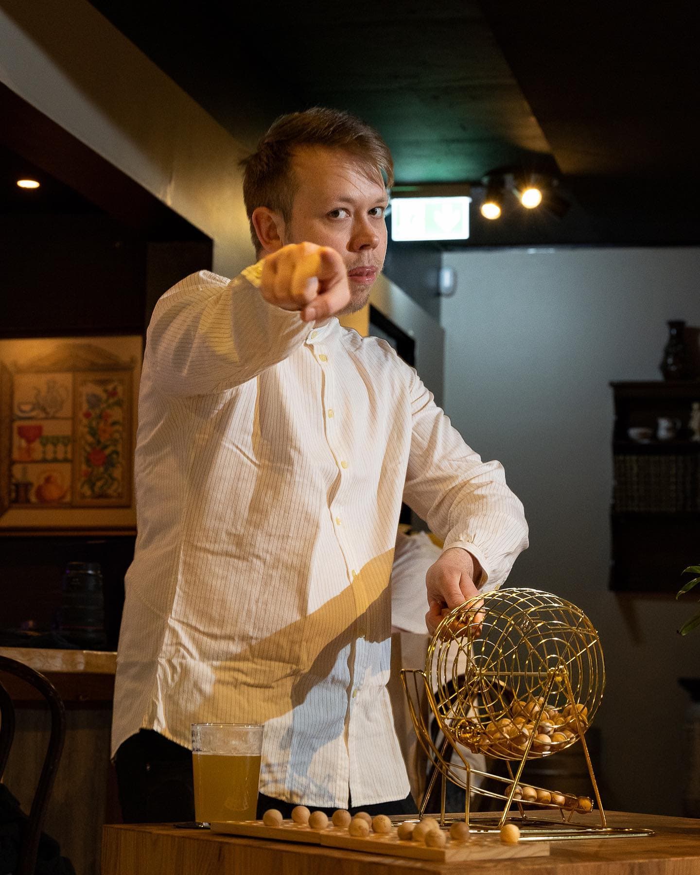 Bingo-kynnir bendir til áhorfenda á viðburði