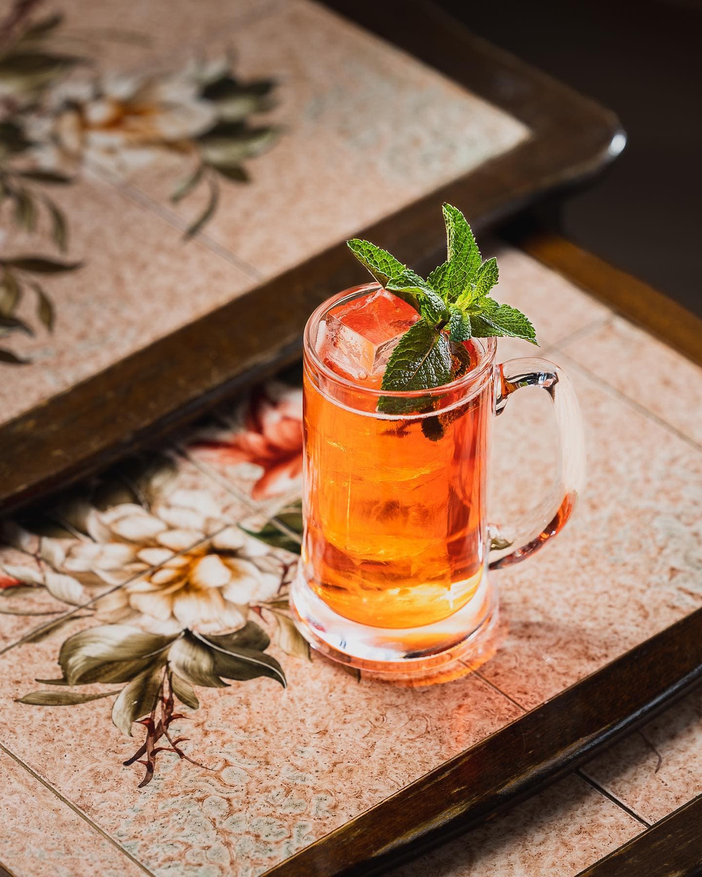 Baráhöld og frostuð krús á borði