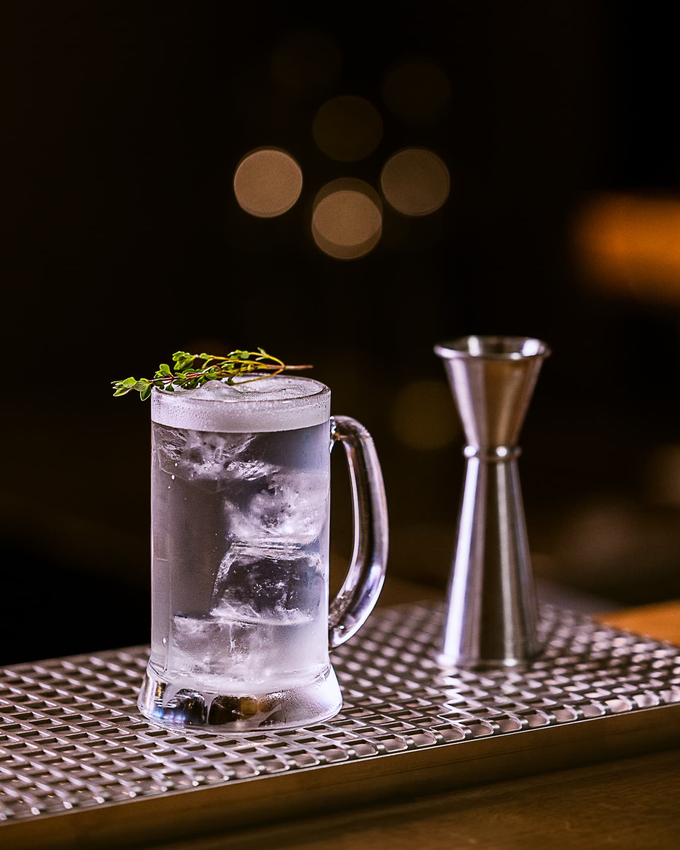 Gin og tónik við gluggann á barnum