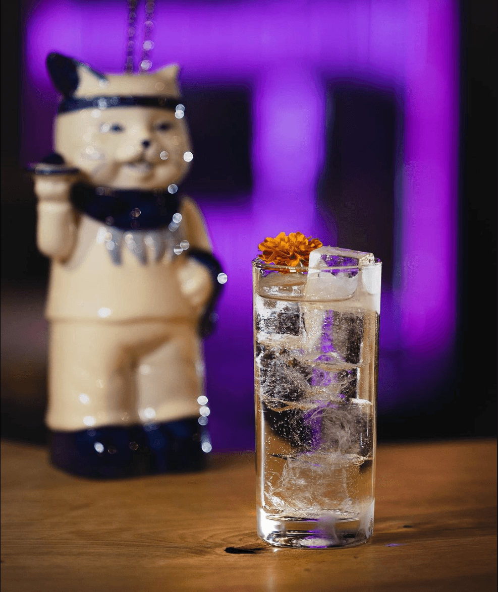 Highball-drykkur við keramikskúlptúr