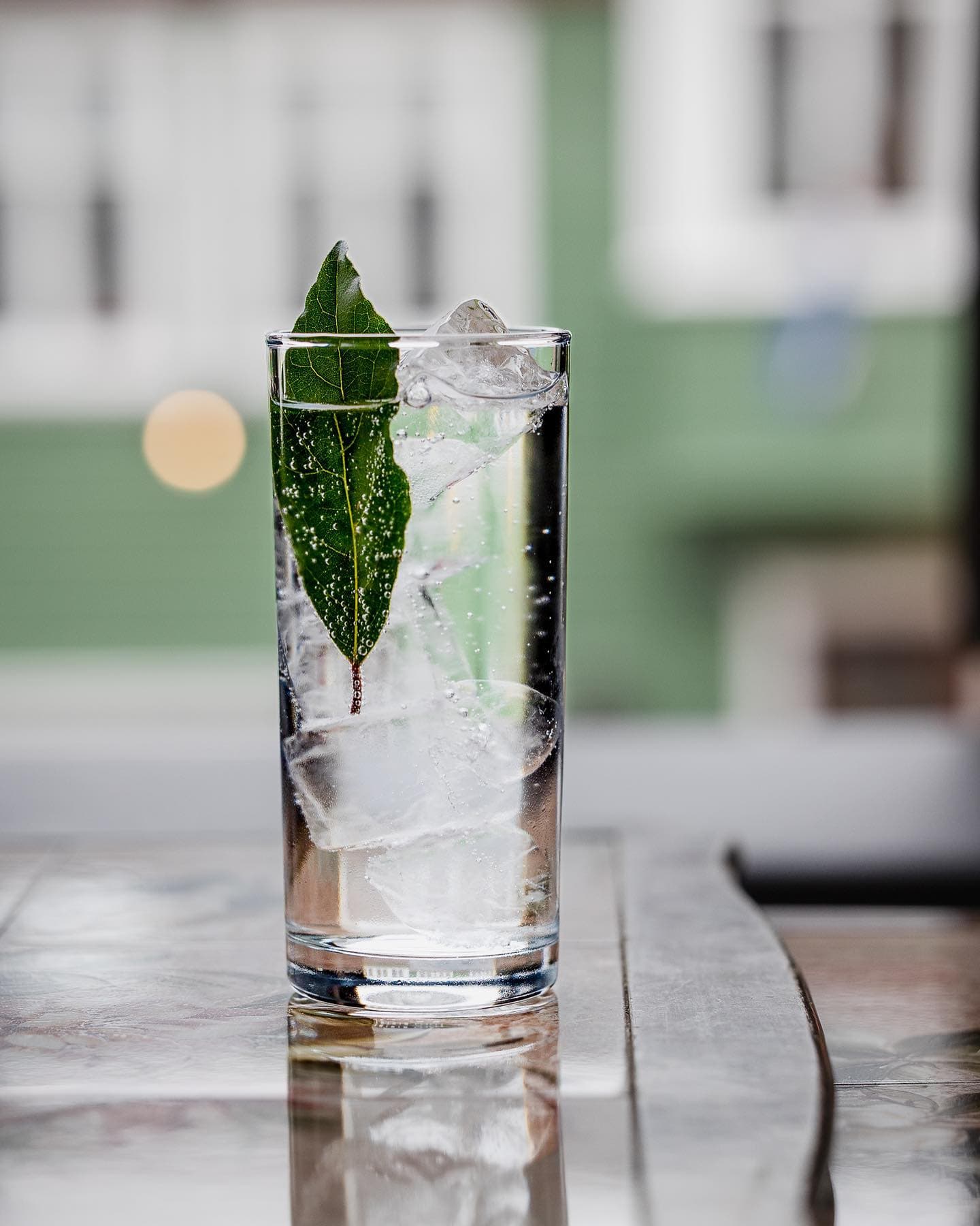 Ólífuskreyttur kokteill á viðarborði