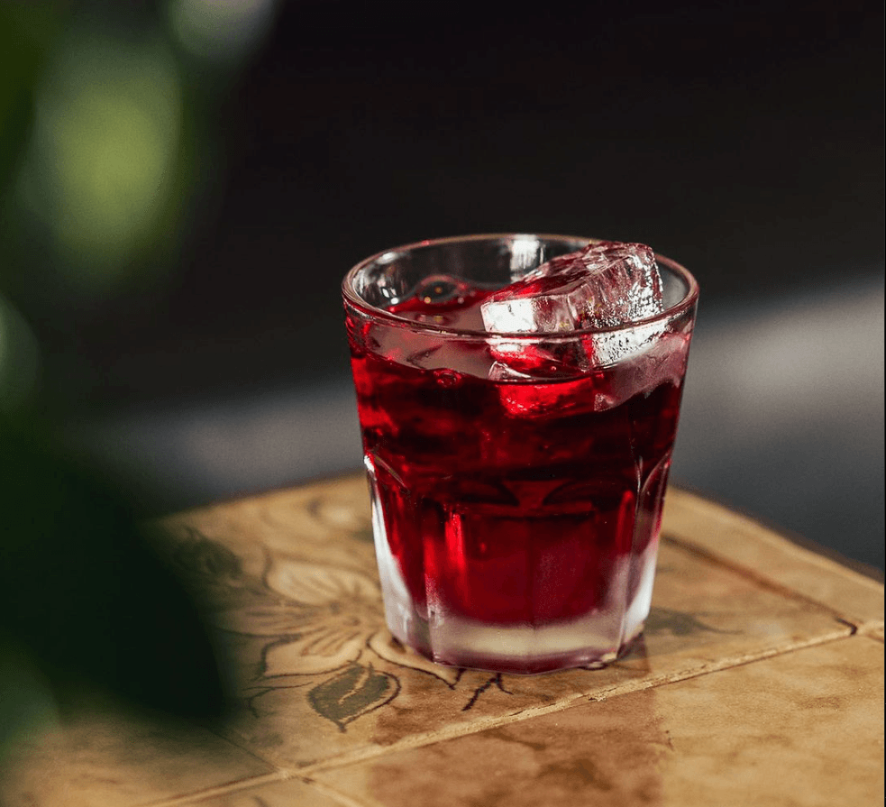 Nærmynd af rauðum kokteil