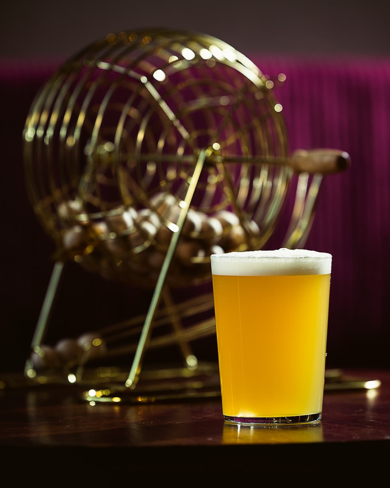 Bjór og barverkfæri við Bingo-búr